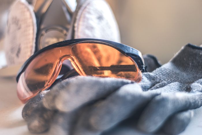 Equipo de protección personal: lentes de seguridad, guantes y respirador