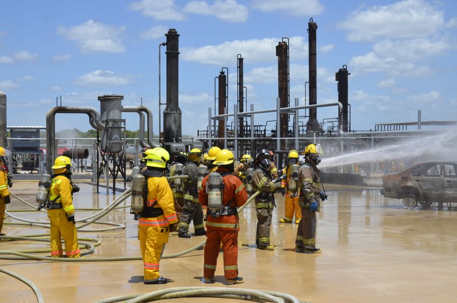 Brigada de emergencia durante un simulacro