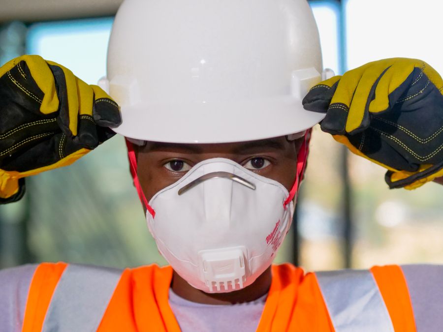 Trabajador utilizando equipo de protección personal
